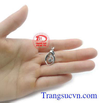 Mặt dây chuyền nữ tinh tế, đường nét chế tác độc đáo, là sản phẩm rất được phái đẹp ưa chuộng