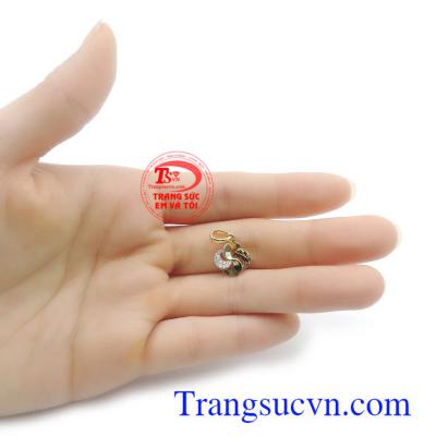 Mặt dây chuyền nữ vàng quý phái dễ kết hợp cùng nhiều kiểu dây chuyền vàng