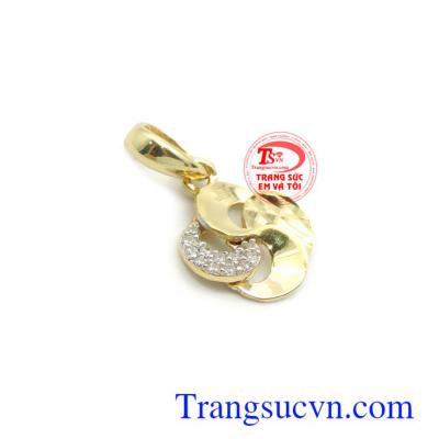 Mặt dây nữ Korea sang trọng phù hợp nhiều loại dây chuyền khác nhau, là sản phẩm rất được phái đẹp ưa chuộng