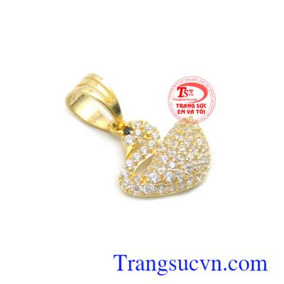 Mặt dây nữ thiên nga quý phái phù hợp nhiều loại dây chuyền và phong cách thời trang đa dạng, tôn lên sự tinh tế, nhẹ nhàng và sang trọng cho người đeo