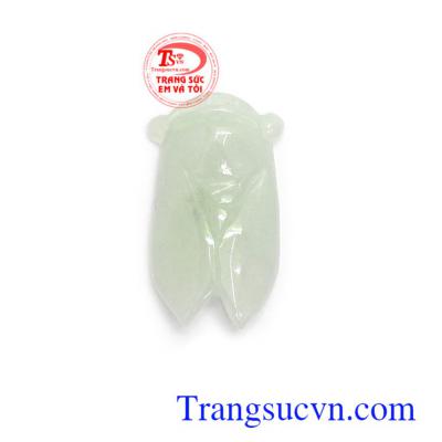 Ve ngọc cẩm thạch thiên nhiên chạm khắc tinh xảo, sắc nét, phù hợp làm mặt dây chuyền thời trang và sang trọng