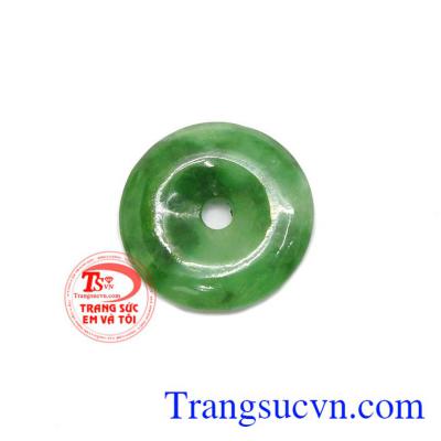 Đồng xu ngọc là sản phẩm ngọc cẩm thạch thiên nhiên được nhiều người ưa thích bọc vàng làm mặt dây chuyền