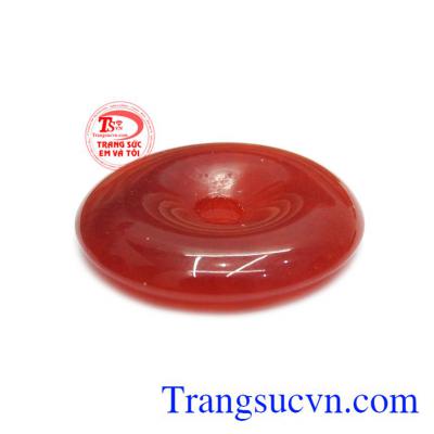 Đồng xu đỏ được chế tác từ ngọc cẩm thạch thiên nhiên.