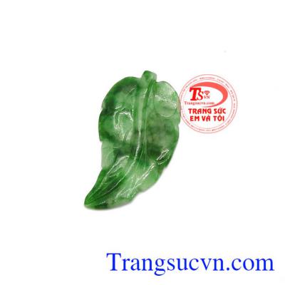 Lá cẩm thạch Jadeite là sản phẩm ngọc cẩm thạch thiên nhiên, sản phẩm có thể bọc vàng làm mặt dây chuyền