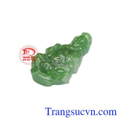 Phật quan âm nhỏ được chế tác từ ngọc cẩm thạch thiên nhiên.