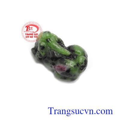 Tỳ hưu ruby xanh là linh vật được ưa chuộng bậc nhất trong phong thủy, có tác dụng giải trừ tà khí, chiêu tài tác lộc, mang lại bình an may mắn và tài lộc cho người đeo