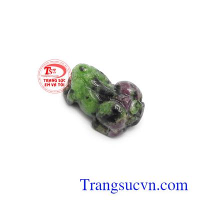 Con tỳ hưu hợp mệnh hỏa với Tỳ hưu là linh vật được ưa chuộng bậc nhất trong phong thủy, có khả năng chiêu tài lộc, may mắn và bình an cho người đeo, phù hợp làm quà tặng cho người yêu thương những dịp ý nghĩa