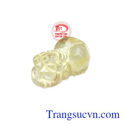 Tỳ hưu được chạm khắc từ thạch anh vàng thiên nhiên.