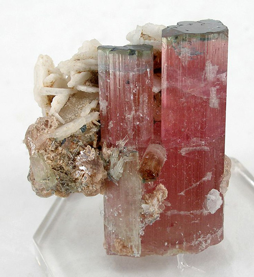 Độ cứng của Tourmaline , là từ 7 cho tới 7 ½, cao hơn một chút so với quartz (thạch anh). Tuy nhiên, khi Tourmaline được đặt trong máy rửa (máy đánh bóng) bằng sóng âm, độ rung của máy có thể gây nên những vết nứt vỡ nhỏ trong viên đá, nên cần chú ý điều 