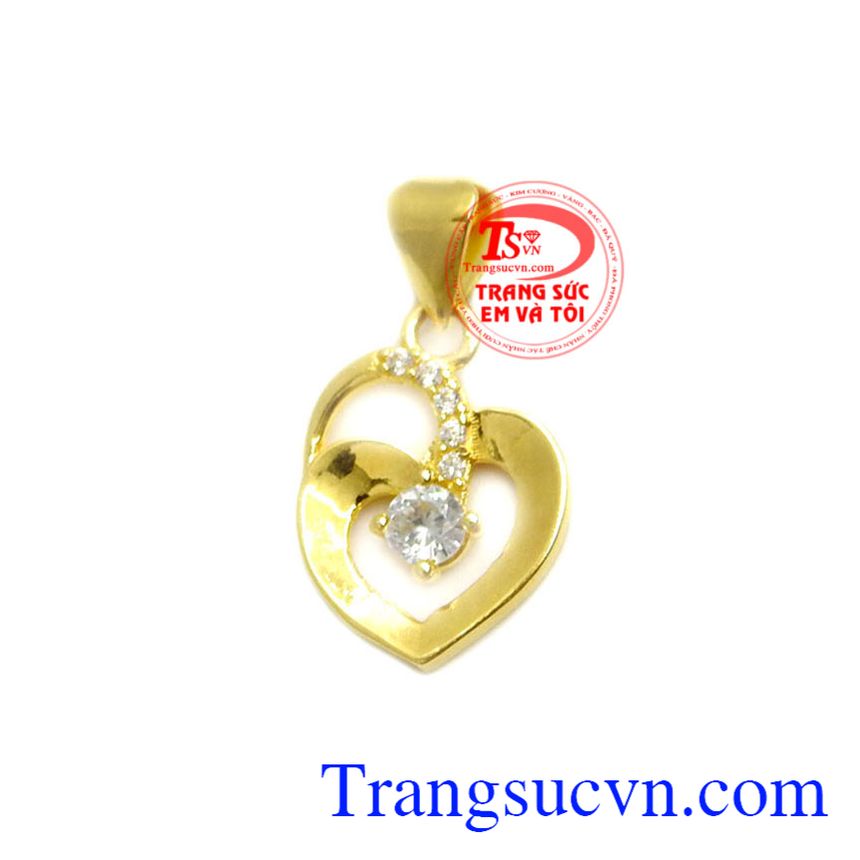 Thiết kế hình trái tim đính một viên đá chủ Cubic Circonia tạo độ sáng cho món trang sức