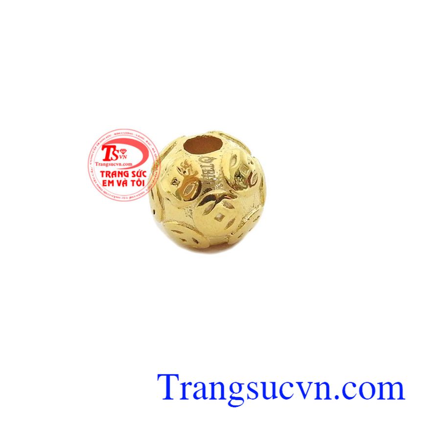 Mặt dây chuyền charm vàng được thiết kế độc đáo, dễ dàng kết hợp với dây chuyền vàng