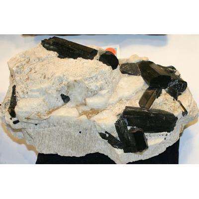 Ở Nhật bản, từ để gọi đá Tourmaline mang ý nghĩa là “viên đá điện”. Khi được qua xử lý nhiệt ở mức độ nhẹ, nó trở nên tích điện, và có lực hấp dẫn đối với những chất không phải kim loại như là nam châm. Dưới ánh sáng rực rỡ, nó trở nên tích điện bởi nhiệt