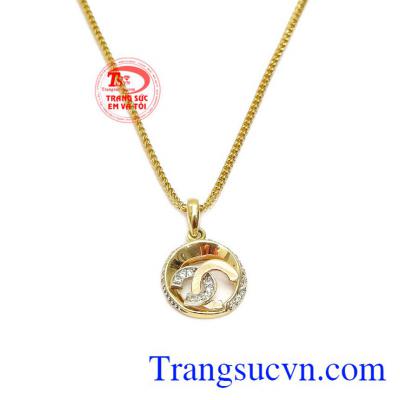 Trang sức tinh tế, nhỏ nhắn thích hợp với nhiều độ tuổi và trang phục. Bộ trang sức channel tinh tế