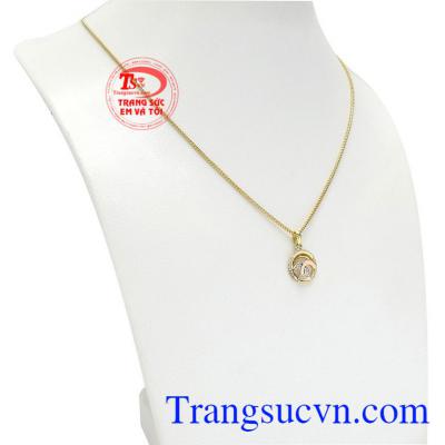 Bộ trang sức channel tinh tế được chế tác từ vàng 18k bền đẹp, sáng bóng.