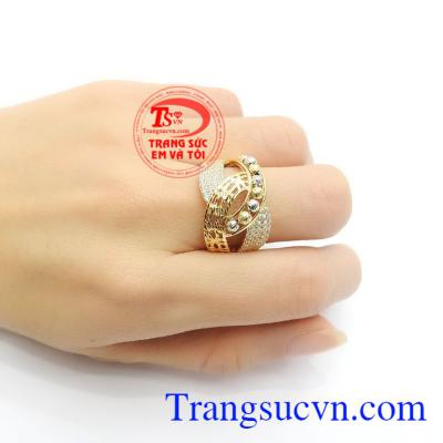 Đặc biệt khi đeo sản phẩm nhẫn nữ vàng phong cách quý tộc sẽ càng làm bạn tự tin tỏa sáng và kiêu hãnh trước mọi ánh nhìn