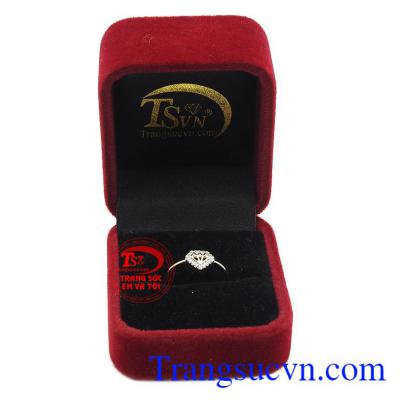 Nhẫn nữ mang hình tượng viên kim cương sáng bóng, tạo cảm giác thanh lịch quý phái.
