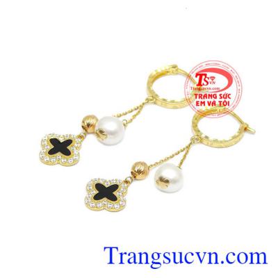 Được đính 2 viên ngọc trai tự nhiên mang đến vẻ thanh nhã của các cô nàng quý tộc giàu có