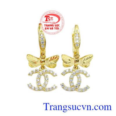 Hoa tai vàng chanel với phong cách thời thượng thanh mảnh. Sản phẩm thuộc trong những dòng bán chạy nhất tại Trang sức Em và Tôi
