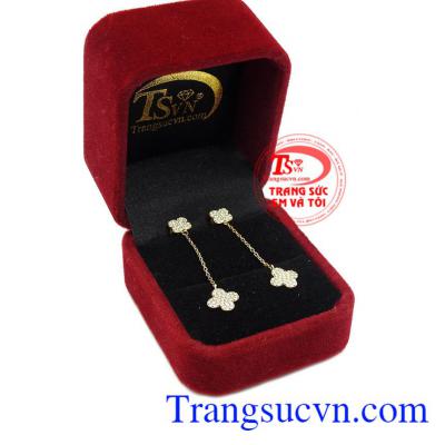 Hoa tai vàng nữ tính rất thích hợp làm món quà dành tặng người người phụ nữ thân yêu của bạn