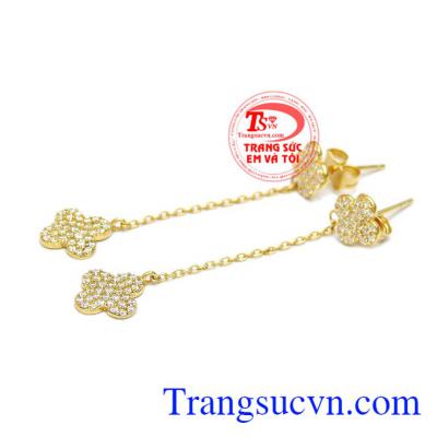 Sản Hoa tai vàng nữ tính hợp với những cô nàng có tính cách nhẹ nhàng hoặc những người phụ nữ mong manh dịu dàng