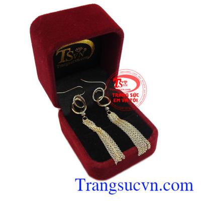 Hoa tai vàng thời trang phù hợp với những cô gái phong cách, cá tính nhưng đầy nét quyến rũ