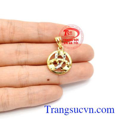 Mặt dây vàng may mắn có thể kết hợp với nhiều loại dây chuyền khác nhau tùy vào sở thích mỗi người