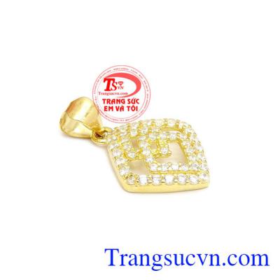 Mặt dây vàng nữ hoàng dành riêng cho người có tính cách nữ quyền, muốn nắm giữ quyền lực và muốn chứng minh khả năng lãnh đạo