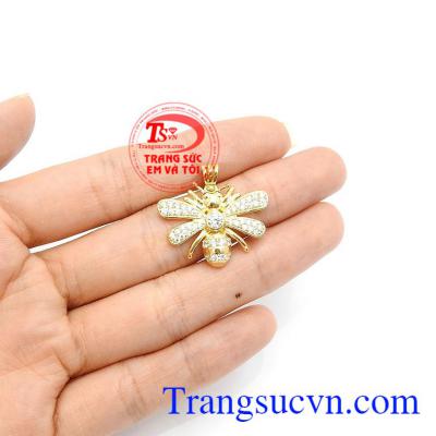 Mặt dây ong vàng đẳng cấp ngần ngại trước mọi khó khăn thử thách