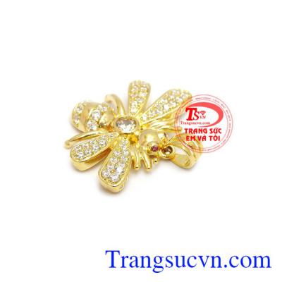 Ong vốn là loài vật chăm chỉ và cần mẫn. Người đeo mặt dây ong vàng cũng như thể hiện được tính cách quyết đoán