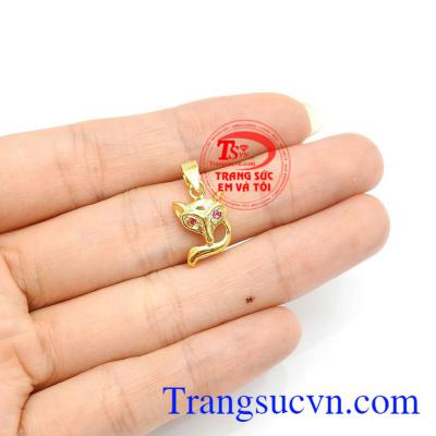 Mặt dây hồ ly được gắn 2 viên đá nhân tạo làm tăng ma lực của hồ ly