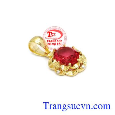 Sản phẩm được đính một viên đá chủ nhân tạo tạo điểm nhấn để tôn vinh lên vẻ đẹp của người sở hữu