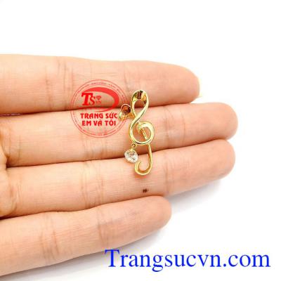 Mặt dây phù hợp với nhiều loại dây chuyền. Dễ kết hợp và hợp xu hướng thời trang.