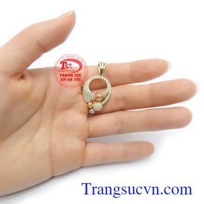 Mặt dây vàng tây quý phái là món quà ý nghĩa cho người yêu thương