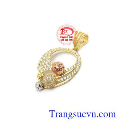 Mặt dây chuyền nữ 10k chế tác theo công nghệ cao cấp của Italy, phù hợp phong cách thời trang phái đẹp.