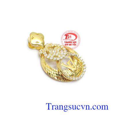 Mặt dây chuyền vàng tôn lên vẻ đẹp của người phụ nữ mà còn thể hiện sự sang trọng, đẳng cấp của người đeo