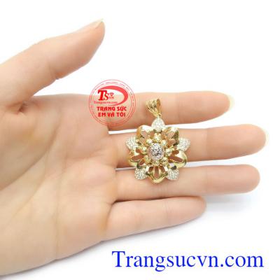 Mặt dây vàng tây phù hợp nhiều loại dây chuyền khác nhau, mang lại sự quý phái, sang trọng và thời trang phái đẹp