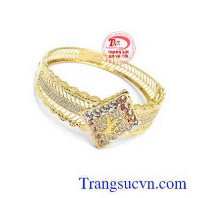 Vòng tay LV Quý Phái được chế tác từ vàng 10k, với công nghệ tiên tiến nhất mang đến sản phẩm vô cùng tinh xảo, sắc nét bảo hành 6 tháng, giao hàng nhanh trên toàn quốc