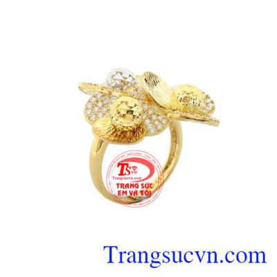Sản phẩm kết hợp vàng trắng, vàng máu cùng với đá CZ nhỏ mang lại vẻ đẹp nổi bật cho người sử dụng