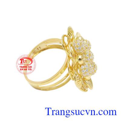 Mặt nhẫn kết hợp từ các viên đá Cz lấp lánh hình cầu thành bông hoa rực rỡ, nổi bật.
