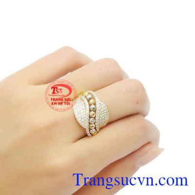 Từng chi tiết trên nhẫn được thiết kế tỉ mỉ đem dến vẻ kiêu sa kiều diễm cho người sử dụng.