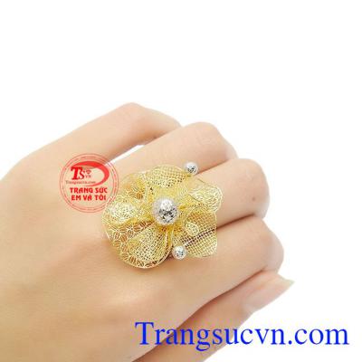 Nhẫn hoa kiêu sa sẽ mang lại vẻ đẹp quý phái, đẳng cấp cho người đeo.