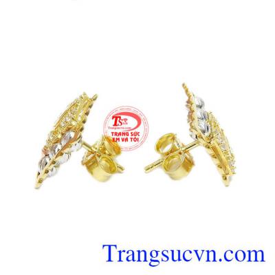 Hoa tai dạng nụ, nhỏ gọn và dễ kết hợp cùng nhiều trang phục, phụ kiện khác nhau.