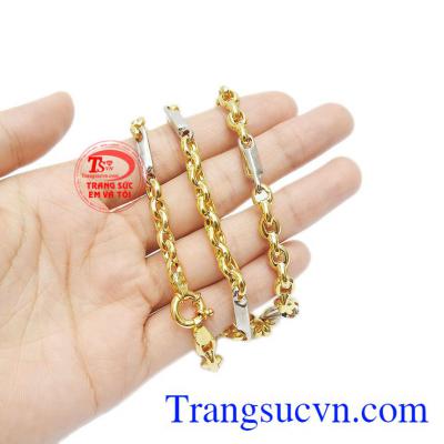 Ngoài ra, khách hàng còn có thể kết hợp với mặt dây để tạo sự nổi bật. 