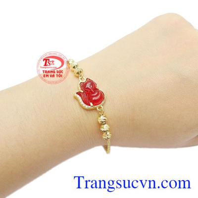 Lắc tay vàng mang màu sắc tươi sáng, hợp với nhiều độ tuổi.