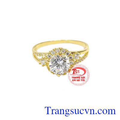 Nhẫn thích hợp đeo ở ngón áp út hoặc ngón giữa giúp nữ chủ nhân toát lên vẻ đẹp kiêu sa, lộng lẫy