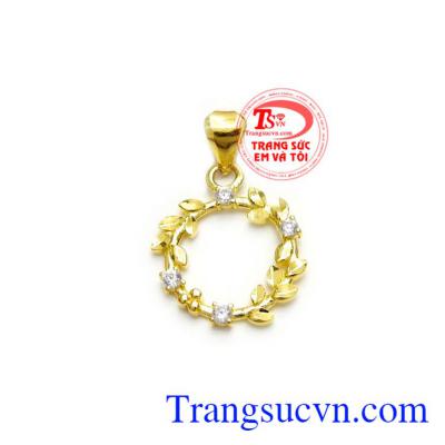 Mặt dây nguyệt quế tinh tế được chế tác từ vàng 10k đảm bảo sự bền đẹp, sáng bóng