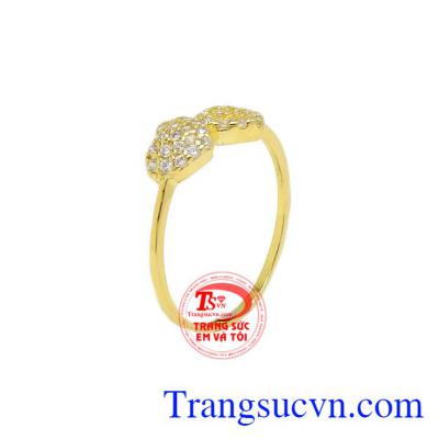 Nhẫn vàng trái tim đôi là sản phẩm vàng 10k bền đẹp, sáng bóng.