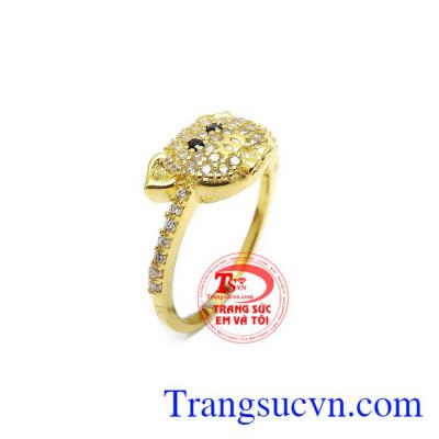 Nhẫn tuổi hợi thịnh vượng được kết hợp từ vàng tây 10k và đá Cz tạo điểm nhấn cho sản phẩm