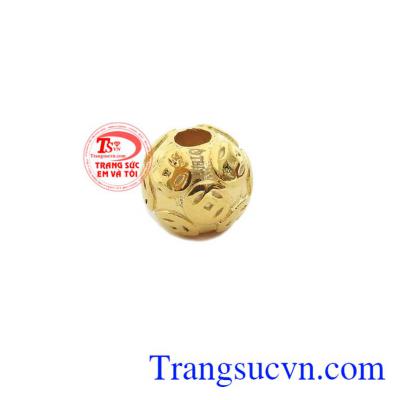 Mặt dây chuyền charm vàng được thiết kế độc đáo, dễ dàng kết hợp với dây chuyền vàng
