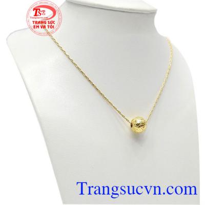 Bộ dây chuyền charm vàng là món quà ý nghĩa dành tặng người thân